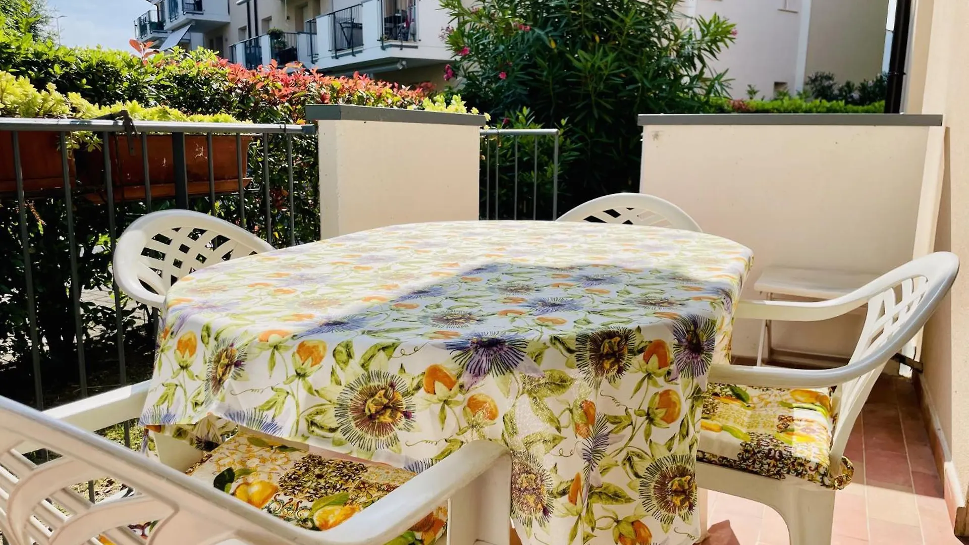 Peaceful Apartment Near Sirmione Center With Pool