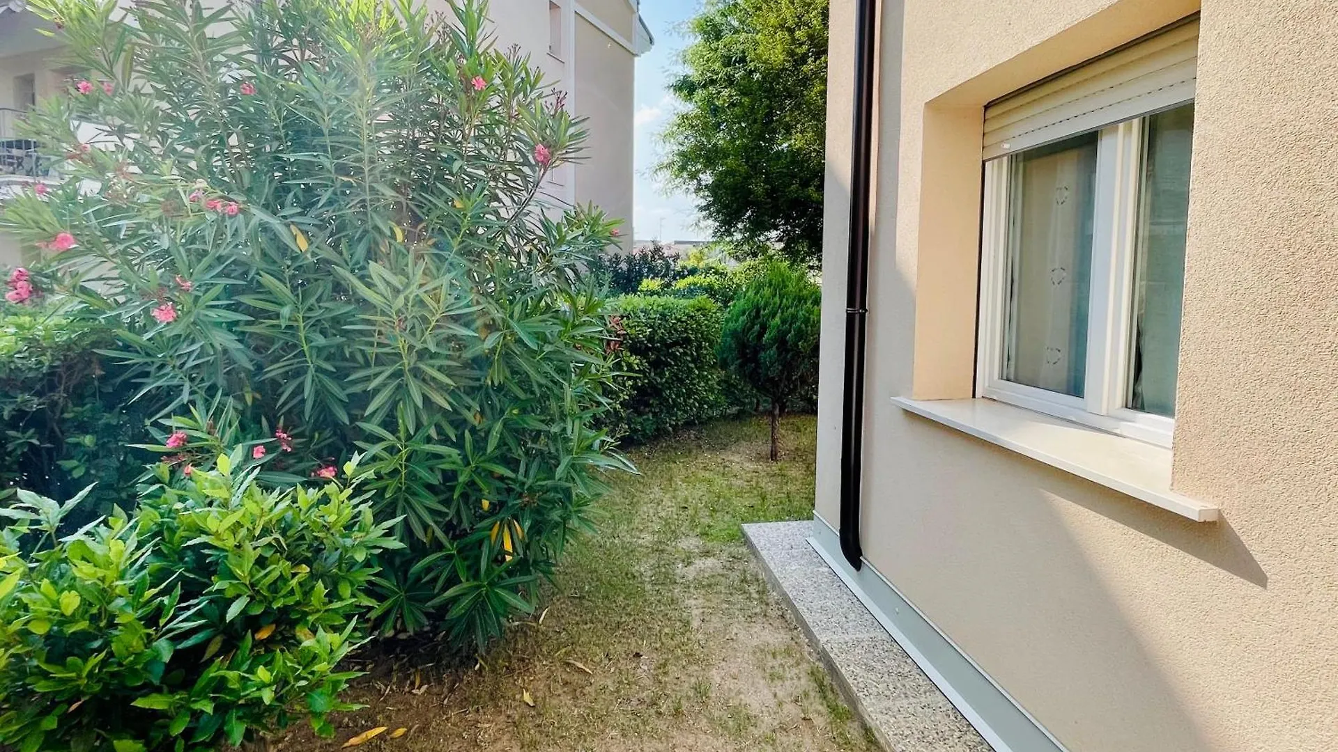 Peaceful Apartment Near Sirmione Center With Pool