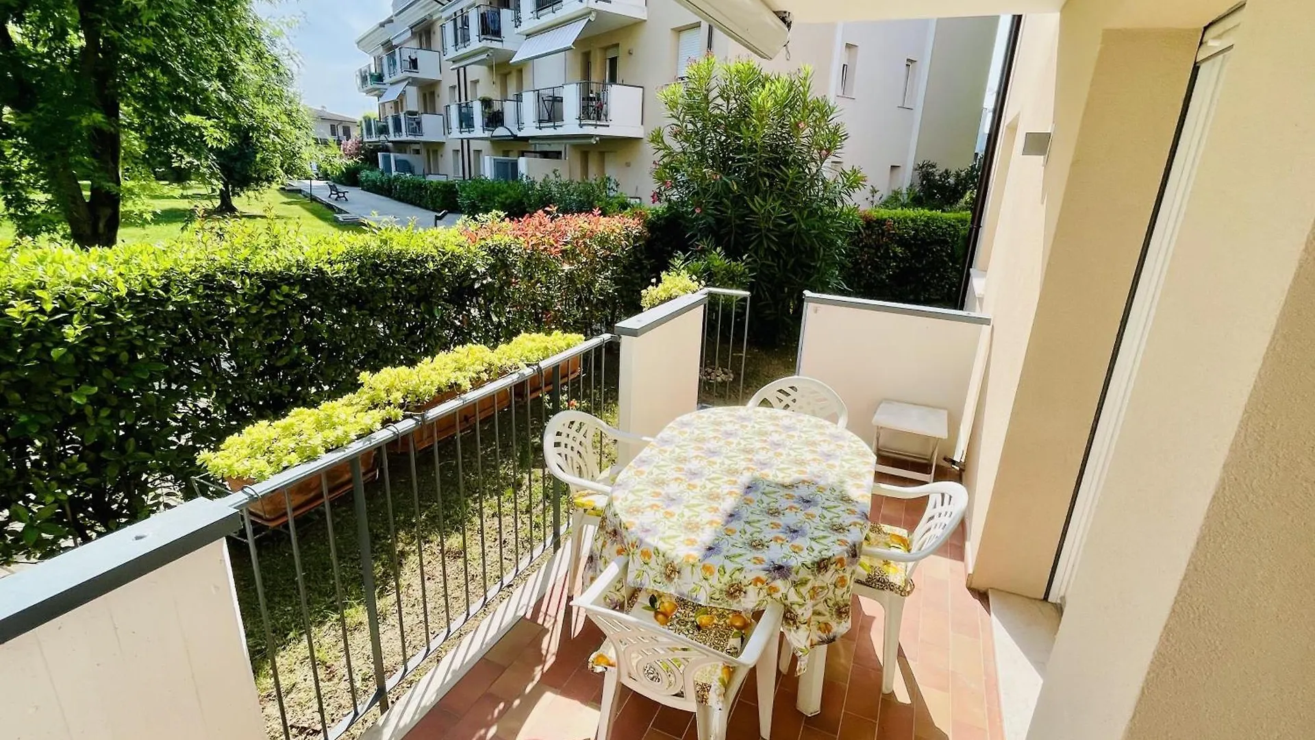 Peaceful Apartment Near Sirmione Center With Pool